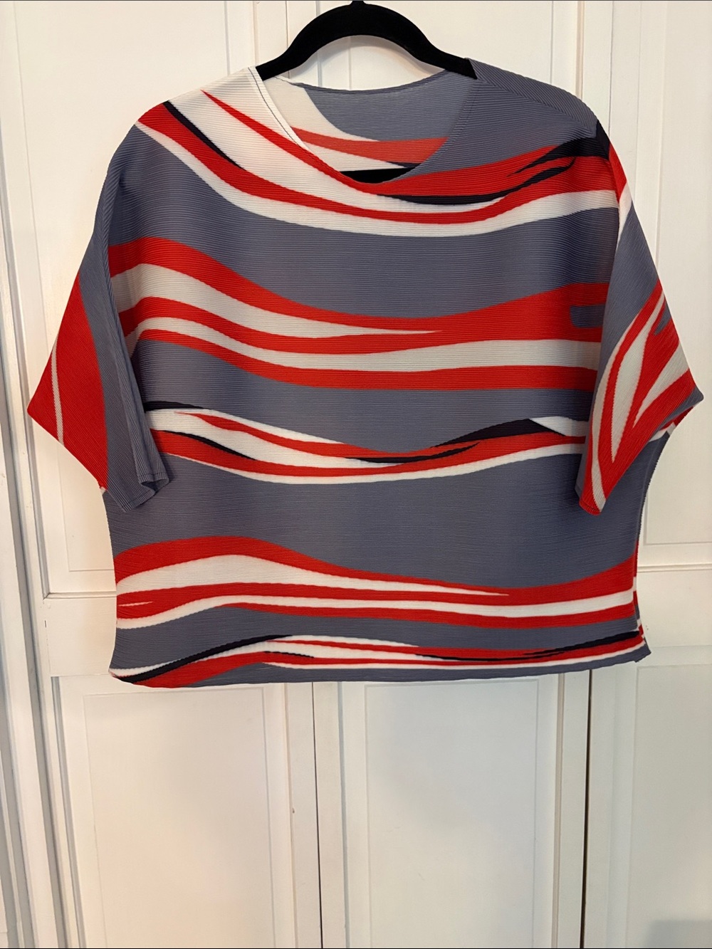 Women's Short Sleeve Wave-Stripe Top in Gray and Red